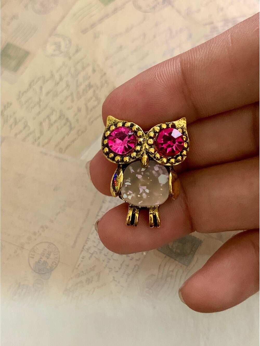 Charming Owl Brooch with Sparkling Pink and Clear Crystals - Picture 4 of 4